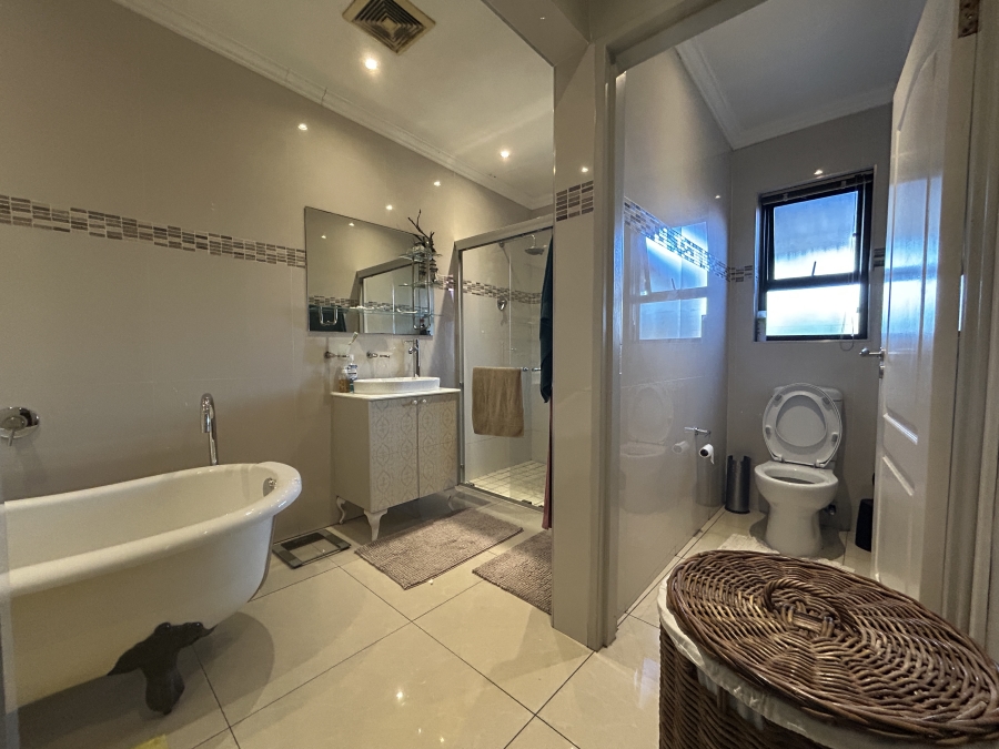 5 Bedroom Property for Sale in Glenlilly Western Cape